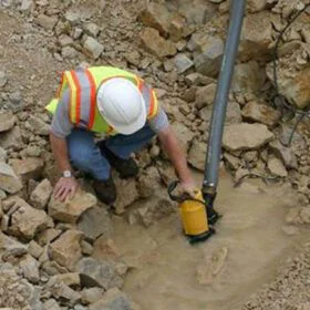 Alquiler online Bomba de agua sumergible 1 CV Wacker Neuson PST2 400