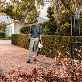 Máquina sopladora de hojas Stihl BGA 160 para limpieza rápida de espacios exteriores
