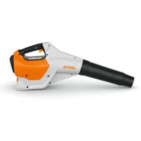 Soplador a batería Stihl modelo BGA 160 ligero con gran fuerza de soplado.