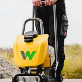 Bandeja vibradora a batería Wacker Neuson APS1340e alquiler Jardinería