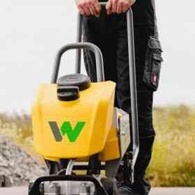 Bandeja vibradora a batería Wacker Neuson APS1340e alquiler online