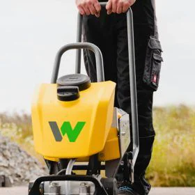 Bandeja vibradora a batería Wacker Neuson APS1340e alquiler online