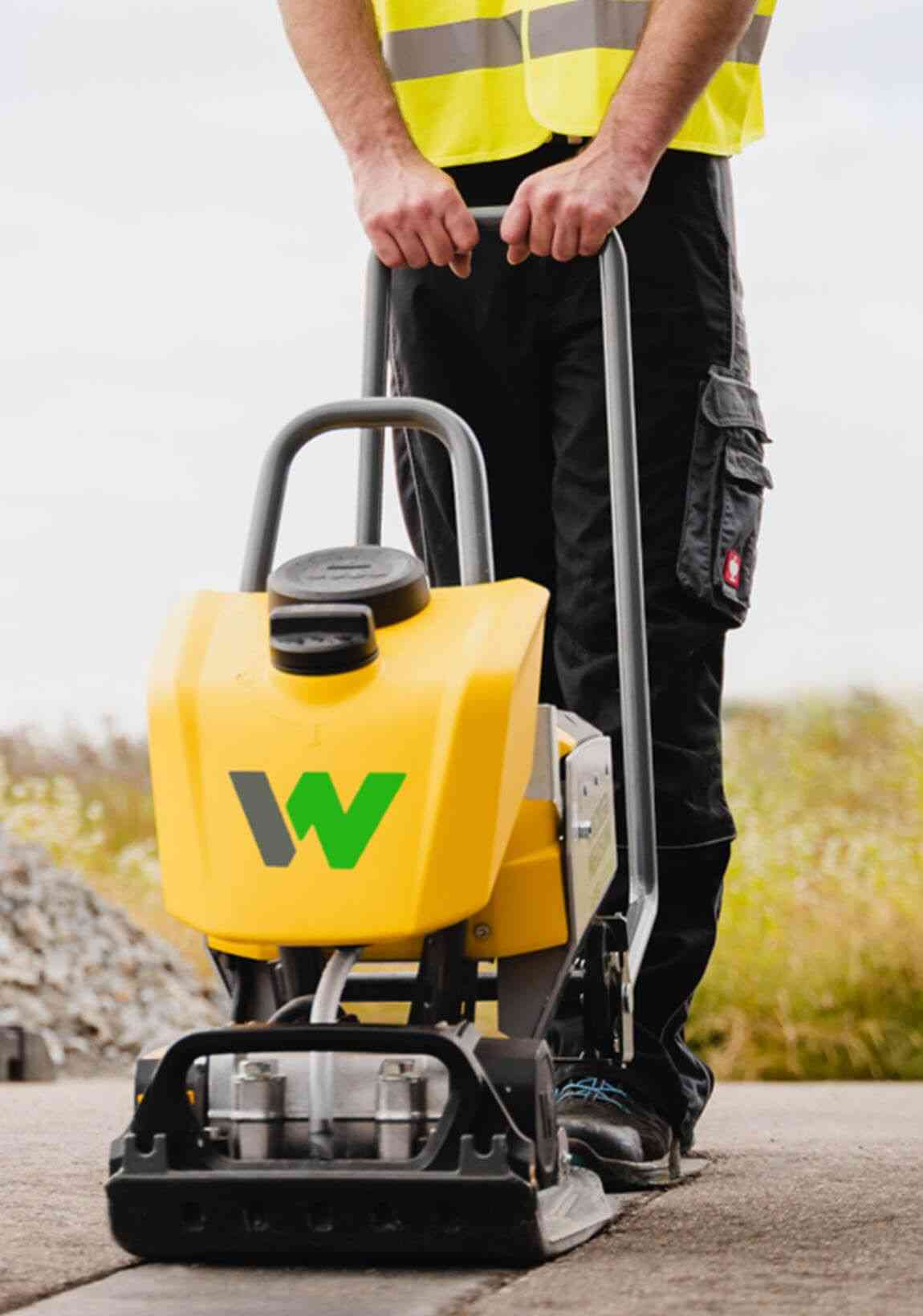 Bandeja vibradora a batería Wacker Neuson APS1340e alquiler online