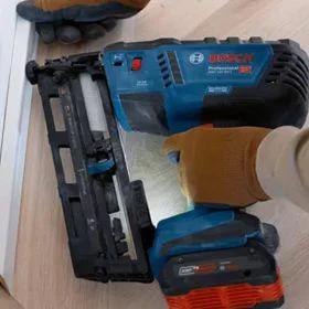 Clavadora para madera Bosch GNH 18V-64-2 alquiler online bricolaje y reformas