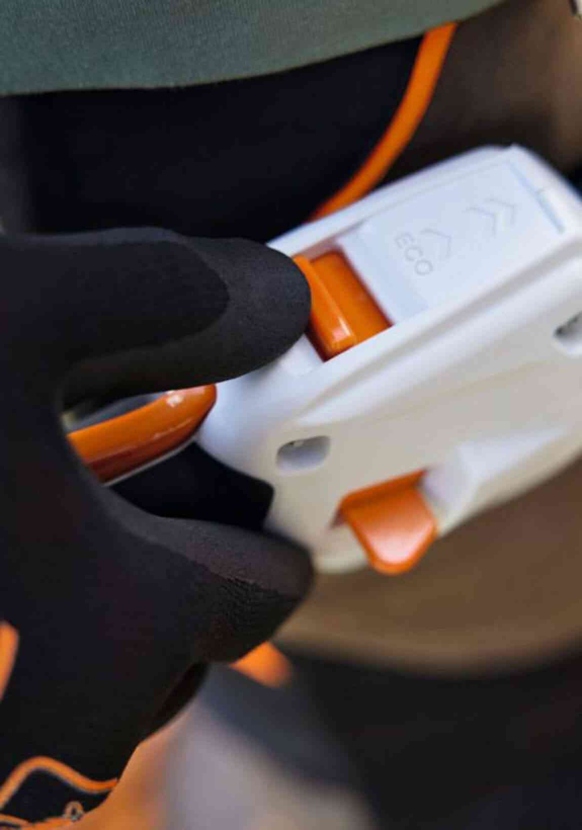 Alquiler online Sistema combi a batería con cepillo barredor Stihl KMA 120 R