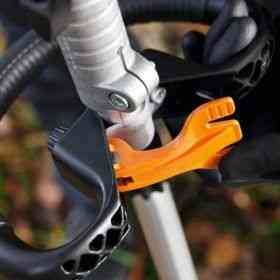 Alquiler online Sistema combi a batería con cepillo barredor Stihl KMA 120 R