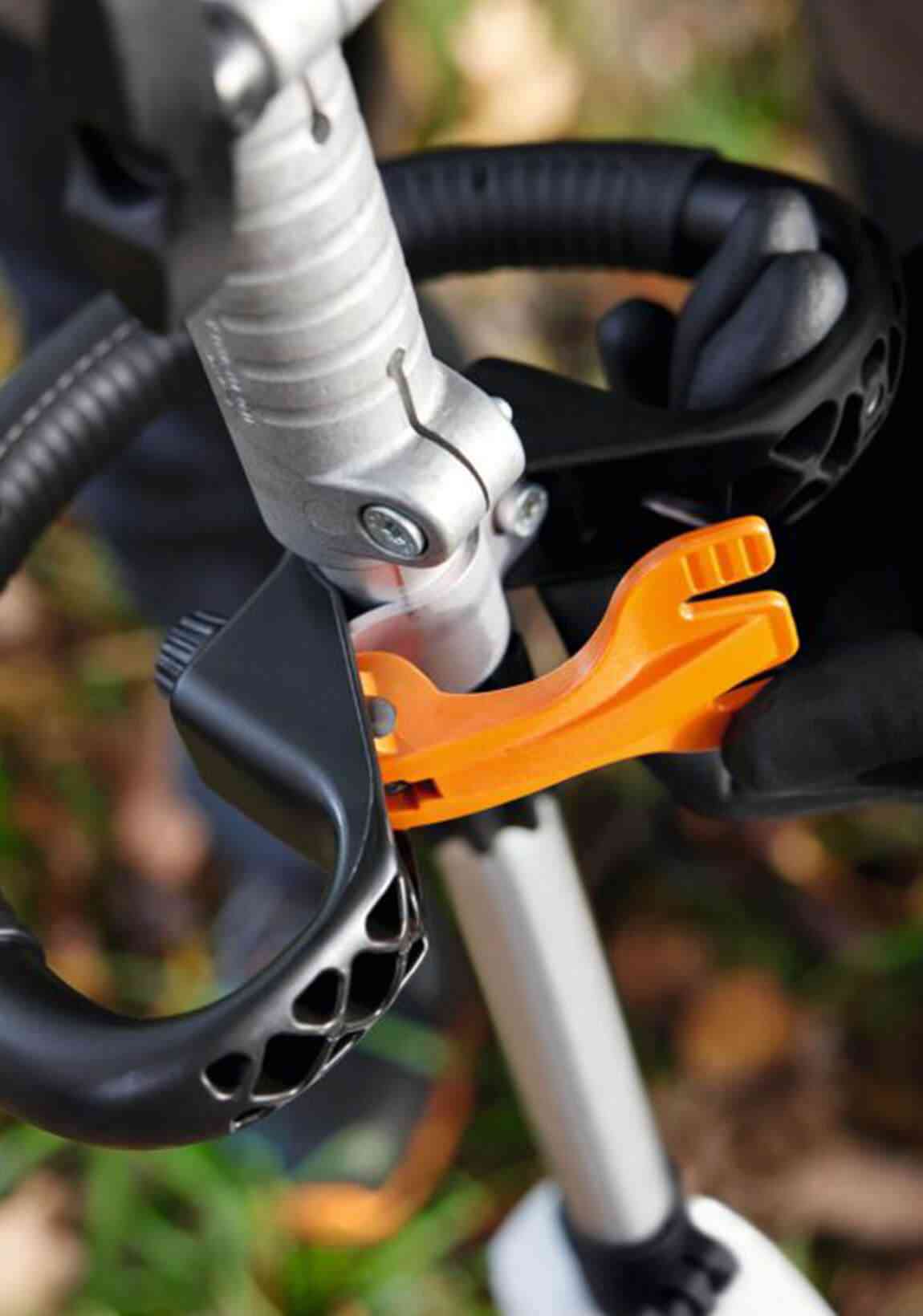 Alquiler online Sistema combi a batería con cepillo barredor Stihl KMA 120 R