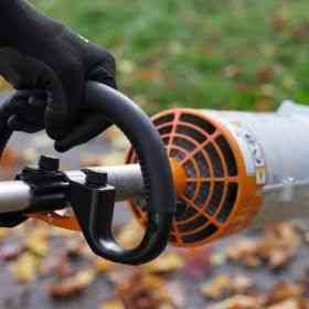 Alquiler online Sistema combi a batería con cepillo barredor Stihl KMA 120 R Limpieza de patio