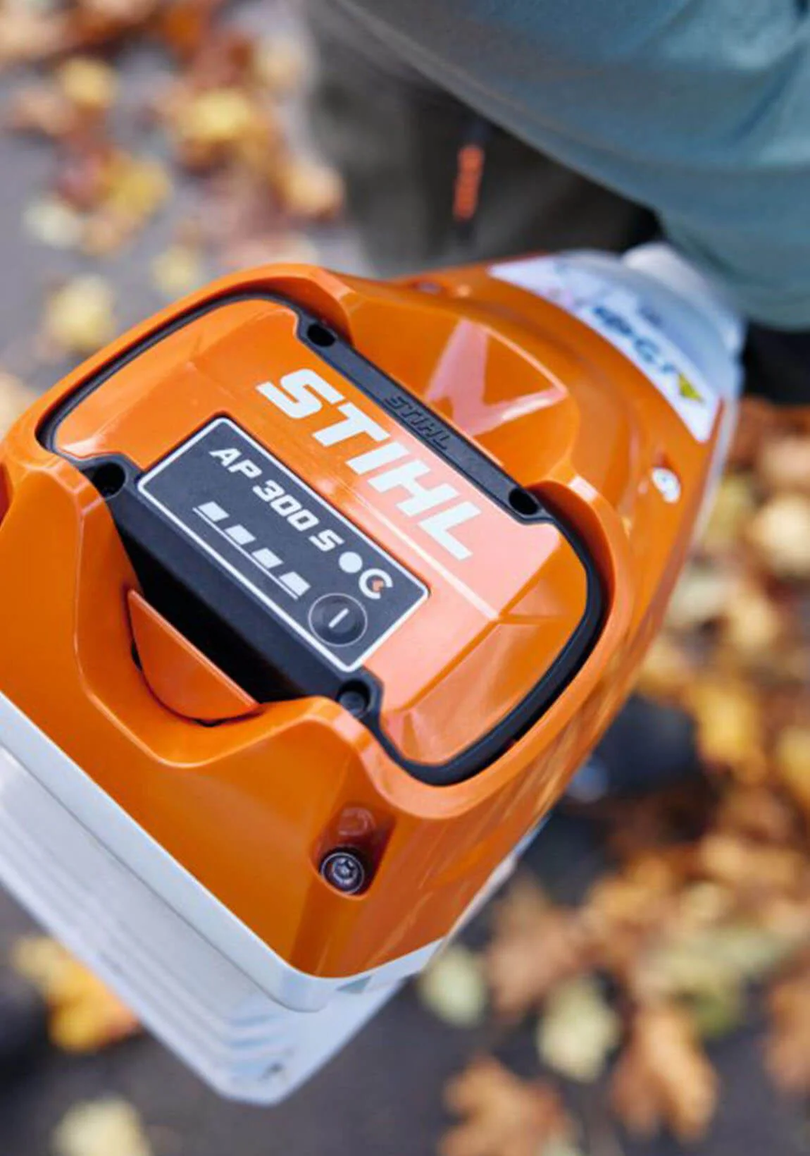 Alquiler online Sistema combi a batería con cepillo barredor Stihl KMA 120 R