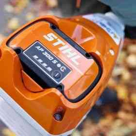 Alquiler online Sistema combi a batería con cepillo barredor Stihl KMA 120 R Limpieza de patio, árboles y suelo