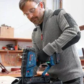 Alquiler de Grapadora para madera Bosch para trabajos de bricolaje