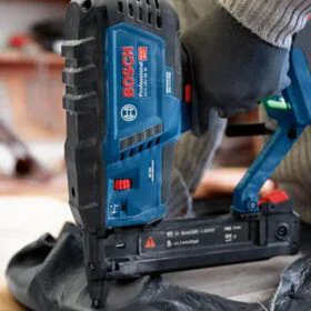 Alquiler de Grapadora para madera Bosch para trabajos de bricolaje