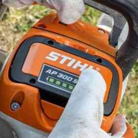 Alquiler de Motosierra ligera a batería para trabajos de jardinería