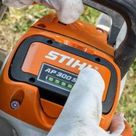 Alquiler de Motosierra ligera a batería para trabajos de jardinería