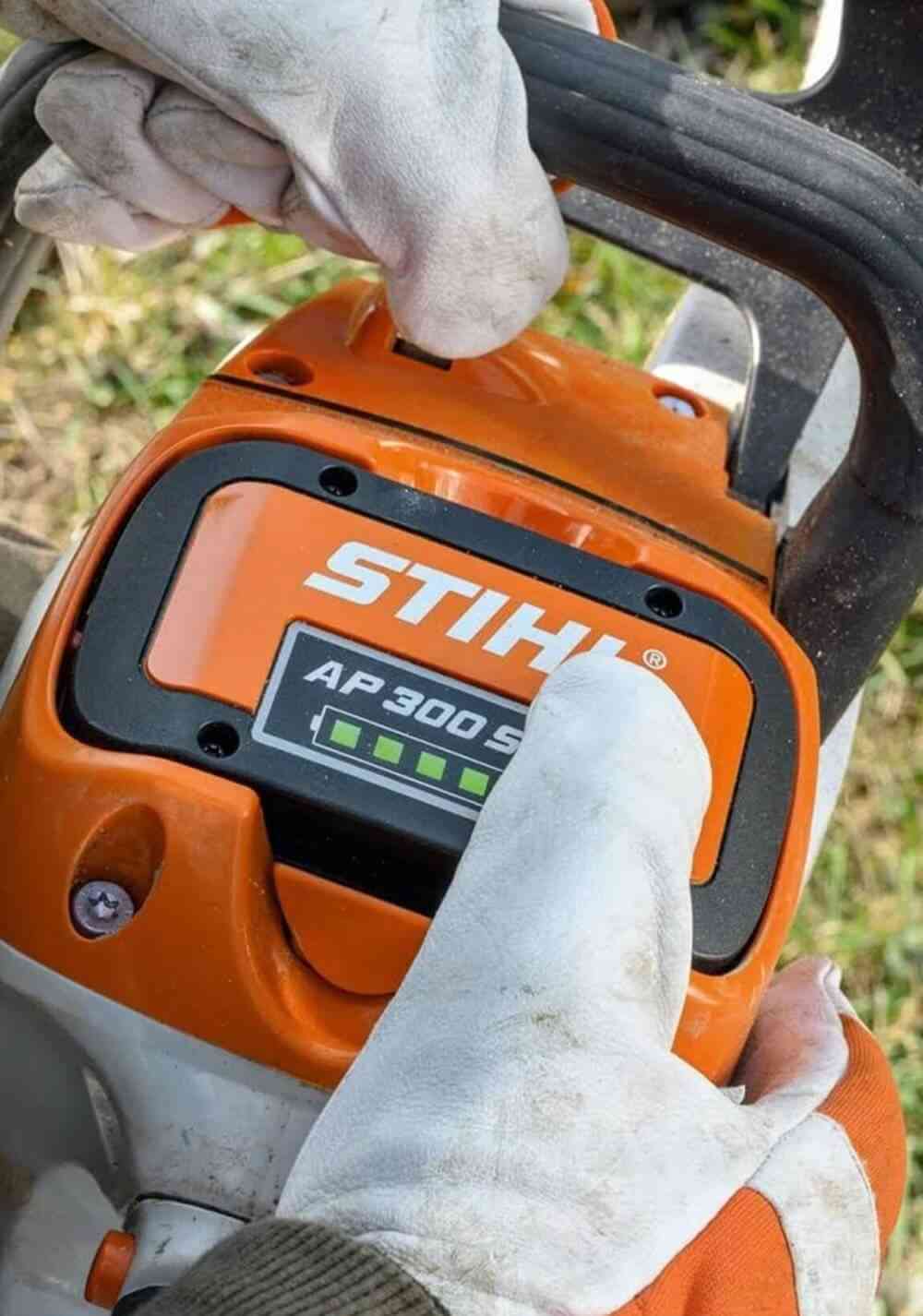 Alquiler de Motosierra ligera a batería para trabajos de jardinería