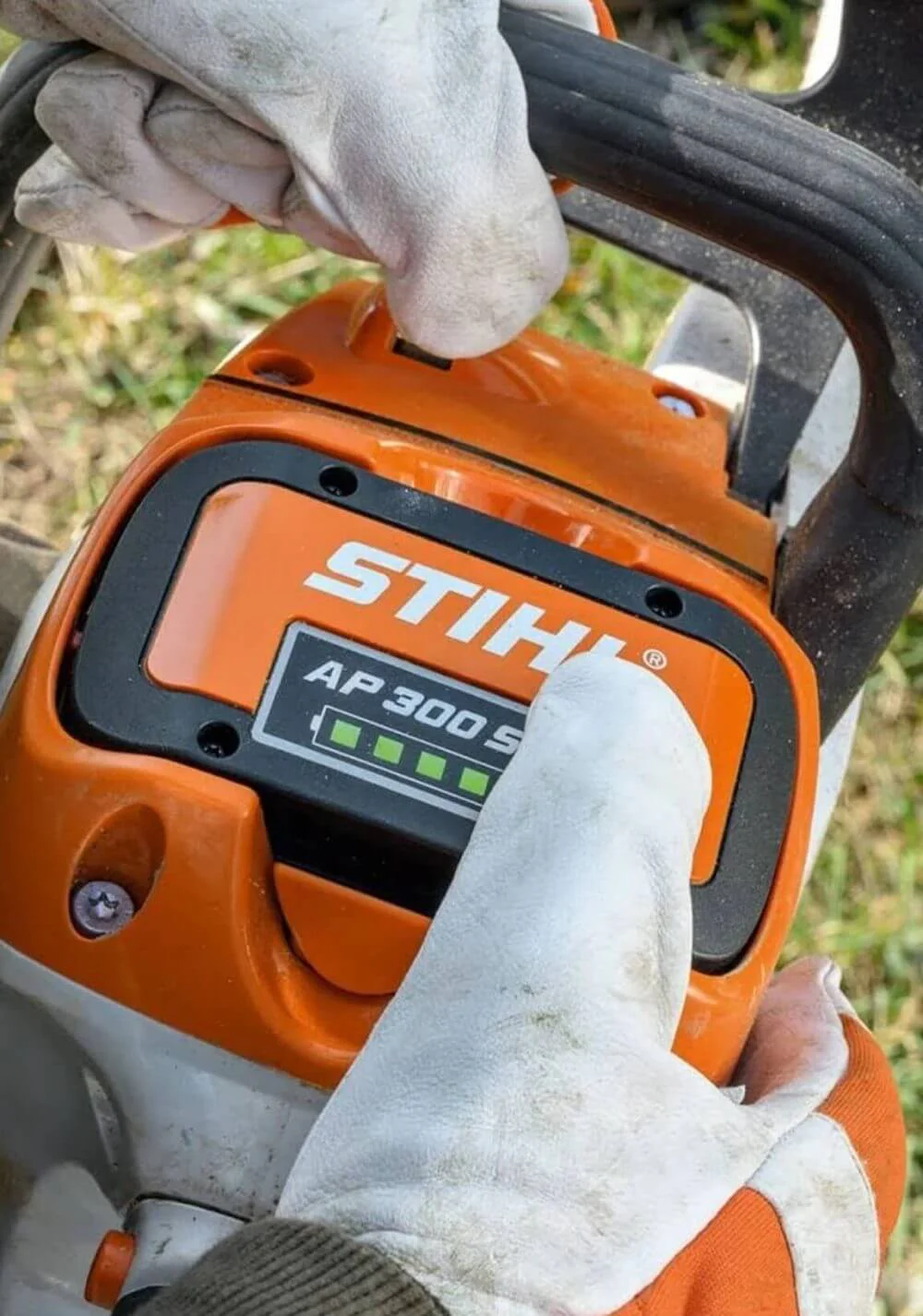 Alquiler de Motosierra ligera a batería para trabajos de jardinería