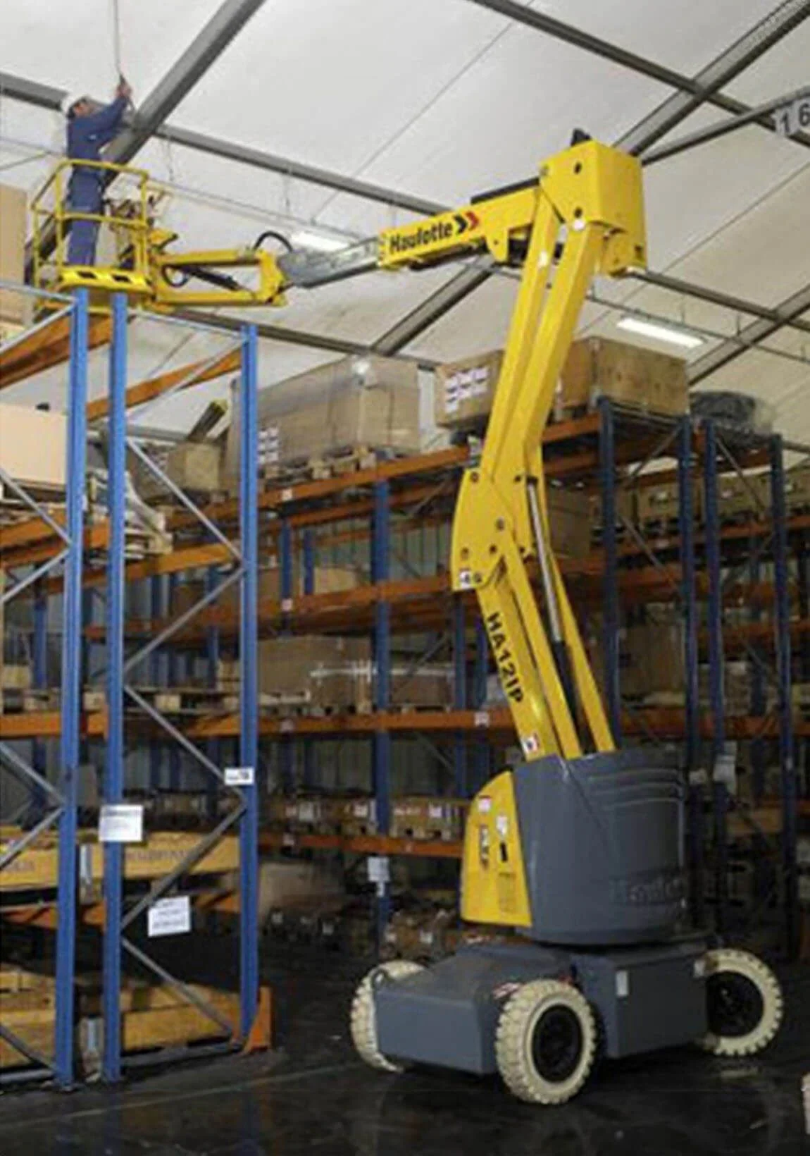 Alquiler para particulares de brazo articulado eléctrico 12 m Haulotte