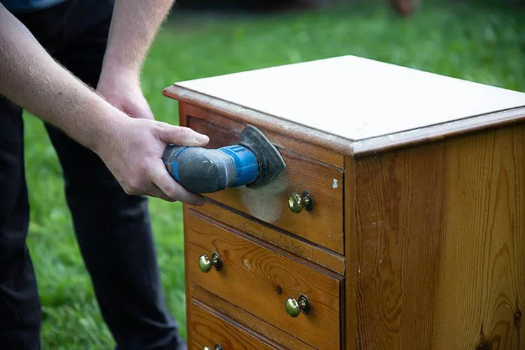 Renueva tus muebles usando herramientas de alquiler
