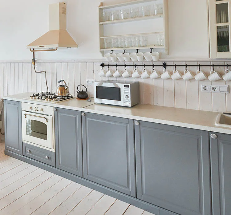 Empieza el año con casa nueva pintando los armarios de la cocina