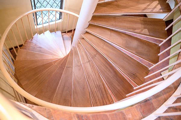 como construir una escalera de madera