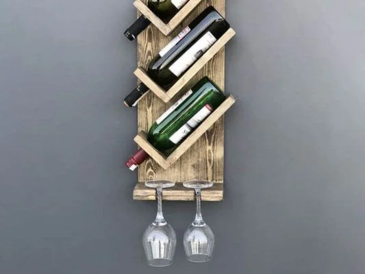 Botellero hecho a mano usando herramientas de alquiler