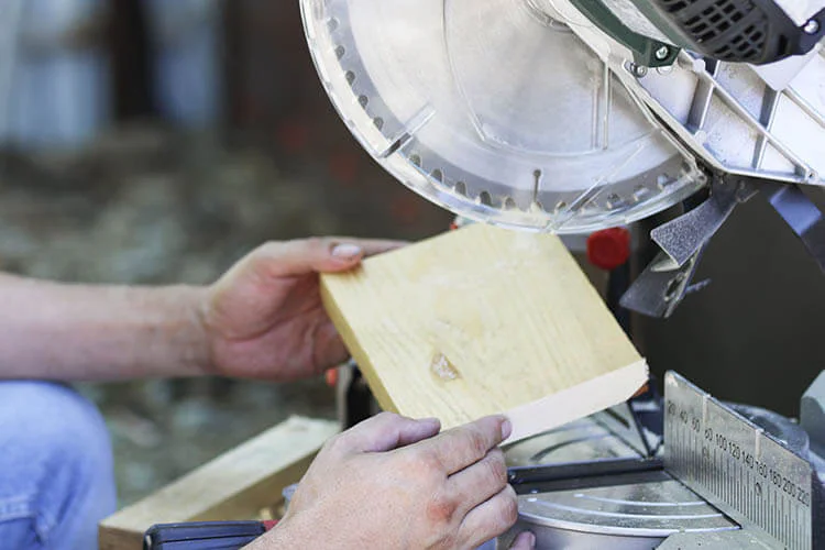 Prepara el material para hacer un botellero utilizando herramientas de alquiler