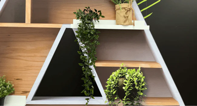 estanteria triangular de madera