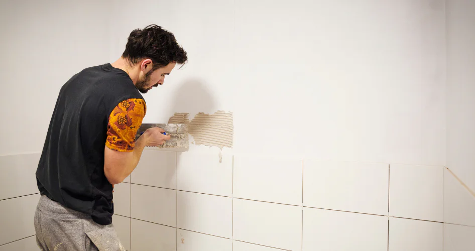 como alicatar una pared de baño